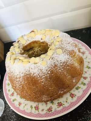 Кекс с бадеми и бял шоколад